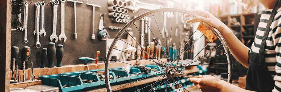 roue de vélo illuminée dans un atelier